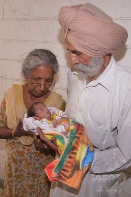 インド女性、70歳で第1子出産 79歳夫と体外受精で